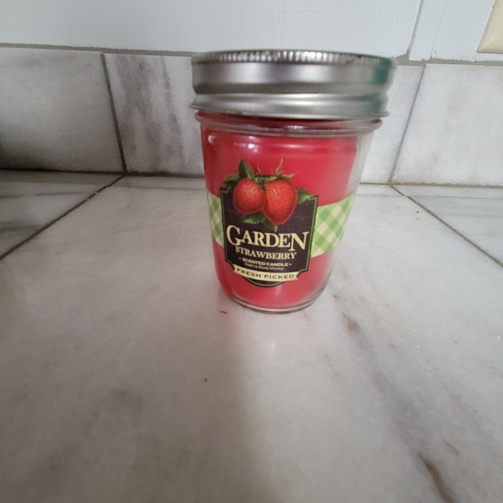Bath & Body Works Vintage Garden Strawberry Mason 6 OZ Jar Candle RARE